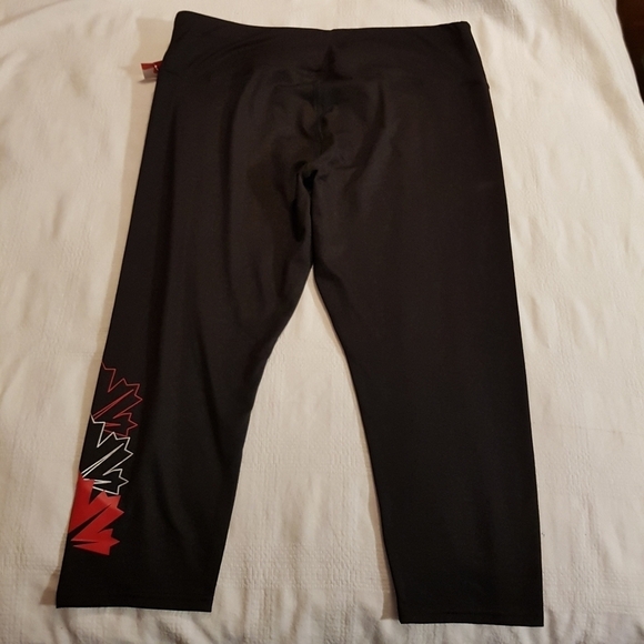 Canada Day women's size XL black Maple leaf designed capri leggings - Picture 5 of 5
